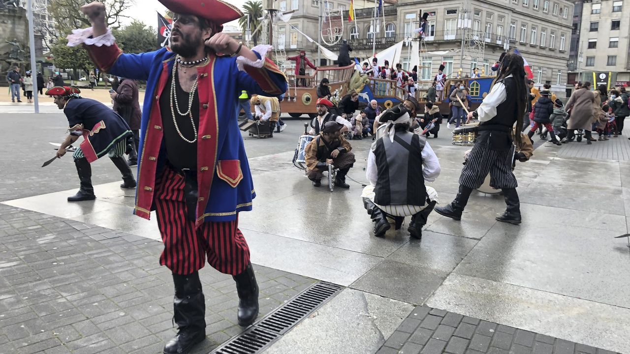 El desfile de carnaval en A Peixera.La concejala de Cultura de Pontevedra, Carme Fouces, con la mascota el saln do Libro, Orbil