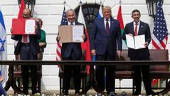 El ministro de Exteriores de Baréin, Abdulatif bin Rashid al Zayani; el jefe de Gobierno de Israel, Benjamín Netanyahu;  Donald Trump, que firmó  el pacto en calidad de mediador, y el titular de Exteriores de los Emiratos Unidos, Abdulá bin Zayed al Nahyan