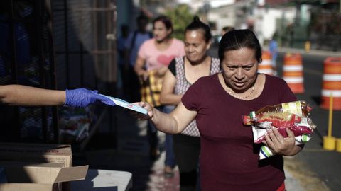 Entrega de mascarillas a los vecinos de San José, Costa  Rica