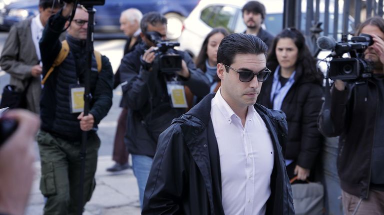 Alejandro Míguez, uno de los acusados entrando este lunes en la Audiencia Provincial de A Coruña