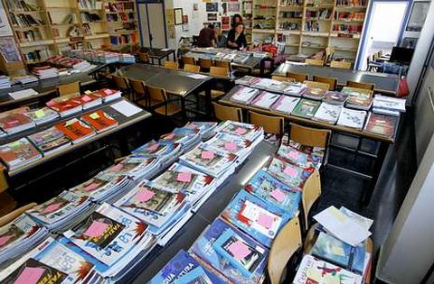 La asociacin de padres del IES de Cacheiras recogi un millar de libros de texto. 