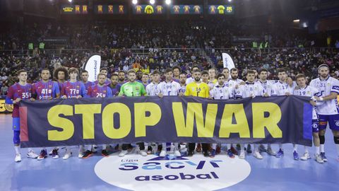 Los jugadores del Barcelona y el Fraikin Granollers posan con una pancarta contra la guerra de Ucrania antes del encuentro de Liga Asobal disputado en Barcelona