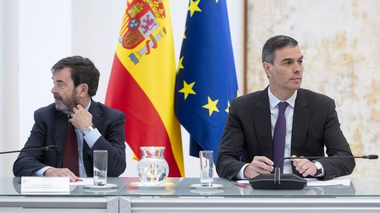 El presidente del Consejo General del Poder Judicial, Vicente Guilarte; y el presidente del Gobierno, Pedro Sánchez; en un pleno extraordinario del Observatorio Estatal de Violencia sobre la Mujer, en La Moncloa, el pasado 16 de abril.