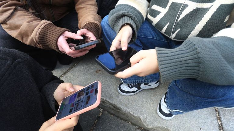¿Qué es el fenómeno de las cuentas «curis» que alarma a los institutos de Galicia?