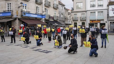 Protesta de la hosteleria en Xinzo ante las medidas restrictivas adoptadas por la Xunta para hacer frente al covid-19