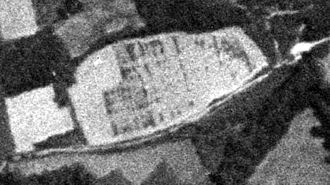 Esta foto aérea del llamado Vuelo Americano de 1956 sirvió para identificar la zona donde se realizará la investigación arqueológica. En la parcela de color claro se aprecian unas manchas de formas regulares que pueden indicar la presencia de antiguas estructuras constructivas en el subsuelo
