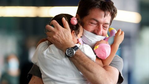 El alivio de las restricciones de movilidad en Italia ha permitido numerosos reencuentros, como el de un padre y su hija, que llevaban sin verse desde el 2 de febrero y que han vuelto a abrazarse en el aeropuerto de Fiumicino