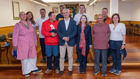 Forero, esposa del embajador de Colombia en España (primera por la izquierda), y Riaño, secretaria general de la OISS (tercera por la derecha) con el resto de la delegación recibida por el alcalde de O Pino.
