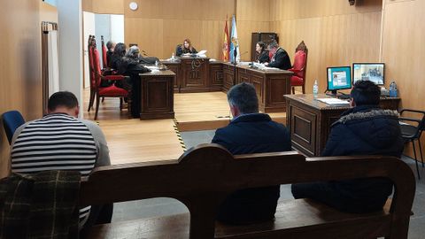 Tres de los cuatro acusados de contrabando, en la vista celebrada en Ourense