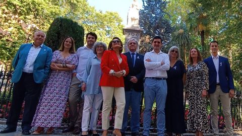 El presidente de Juntos por Granada (centro con camisa blanca) junto al resto de su equipo