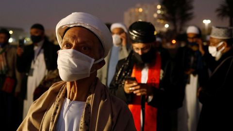 Musulmanes sudafricanos llevan mascarillas durante sus oraciones en el mes del Ramadán