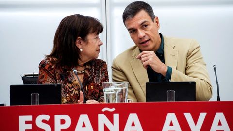 La presidenta del PSOE, Cristina Narbona, conversa con Pedro Sánchez antes de la reunión de este jueves de la ejecutiva federal socialista