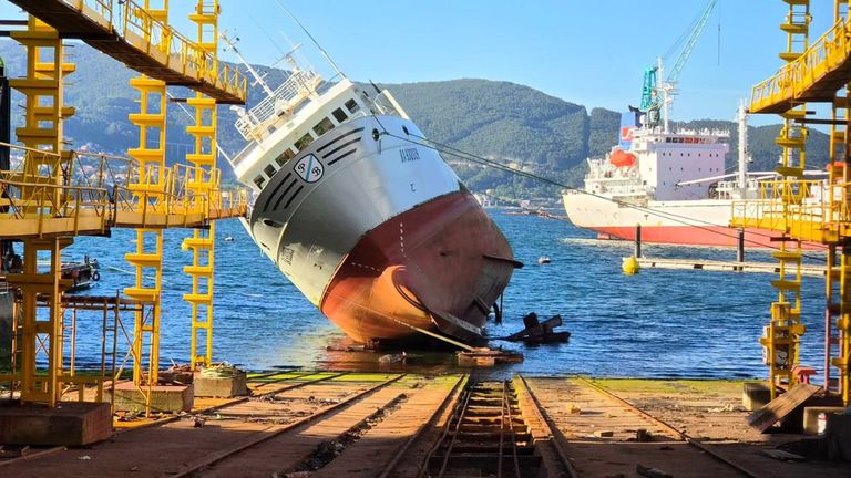 Encalla un pesquero en el astillero vigués Armada cuando sub