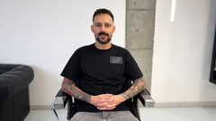 David Vald�s es el responsable de unas de las barber�as m�s inclusivas de Asturias