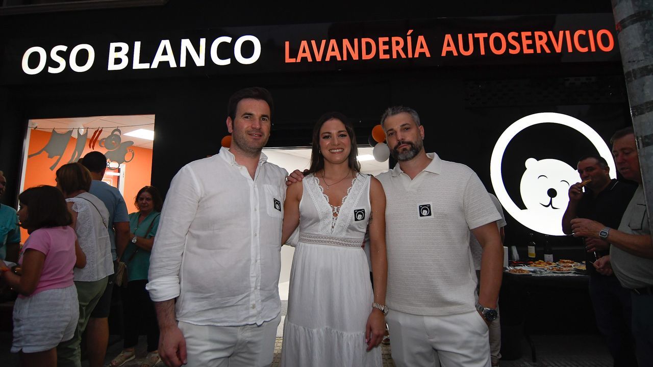 Los tres socios de Oso Blanco, Yasmina, Vctor y Marcos, abrieron ayer su tercera lavandera en Sarria