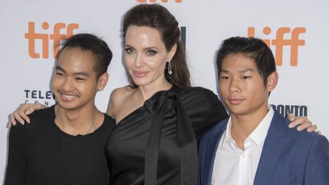 Angelina Jolie junto a sus dos hijos mayores, Maddox y Pax