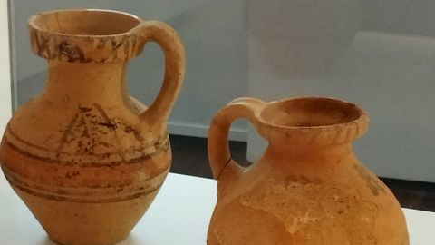 Vasijas de cermica fenicia halladas en Carmona (provincia de Sevilla) que los arquelogos relacionan con la pieza descubierta en el yacimiento de A Pobra do Brolln