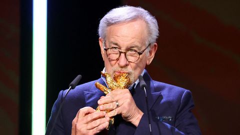 Spielberg, besando el Oso de Oro honorfico.
