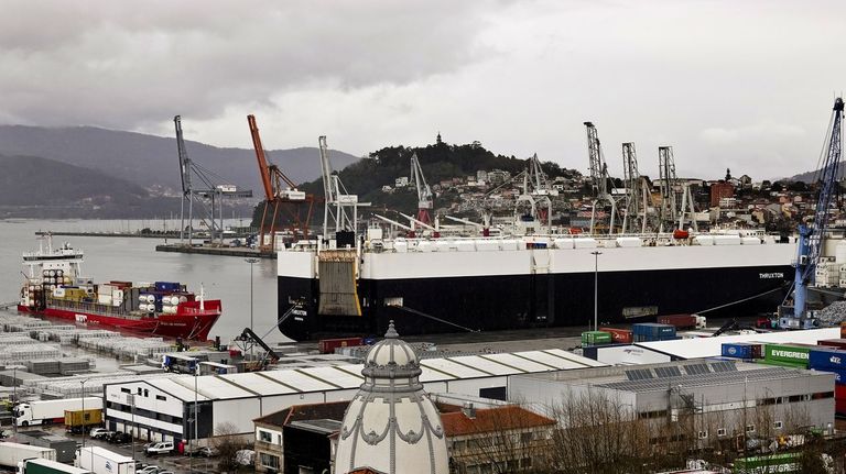 El temporal llena los muelles del puerto de Vigo