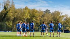 Jugadores del Real Oviedo escuchan a Juli�n Calero en El Requex�n