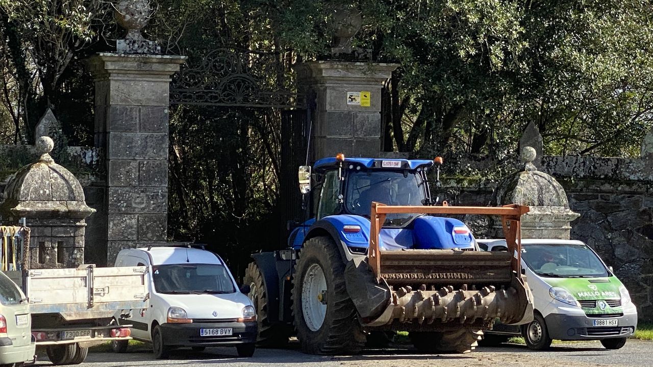 El desarrollo urban&iacute;stico de Someso.Un tractor de grandes dimensiones entrando a mediados de marzo en el pazo de Meir&aacute;s para hacer trabajos de adecuaci&oacute;n de las zonas verdes