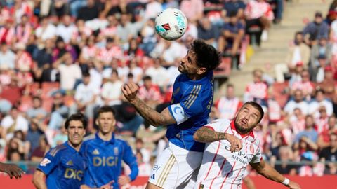 Costas despeja un bal�n ante Portu durante el Girona-Real Oviedo