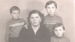 A avoa do autor, coa nai -arriba  dereita- e as sas tas, na dcada dos anos 50