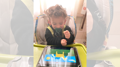 Con apenas dos a�os, Diego aprendi� a comunicarse en lengua de signos