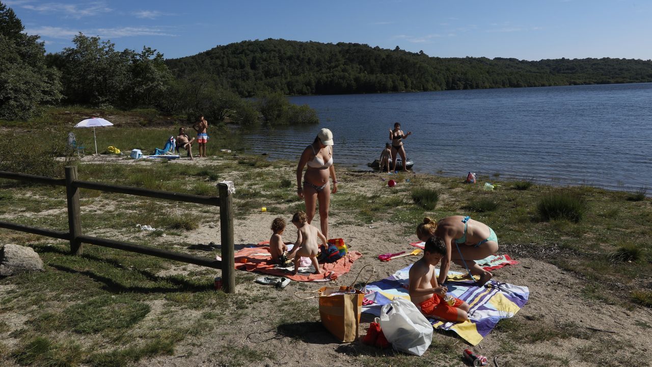 As es fcil refrescarse en la provincia de Ourense.PLAYA DE MORAZN (SADA). Ubicada en Fontan, es una pequea playa natural y vecinal. Sus accesos son complicados. Imposible ir en coche. De aguas calmadas, es otro paraso de la zona ideal para los que buscan arenales vrgenes.