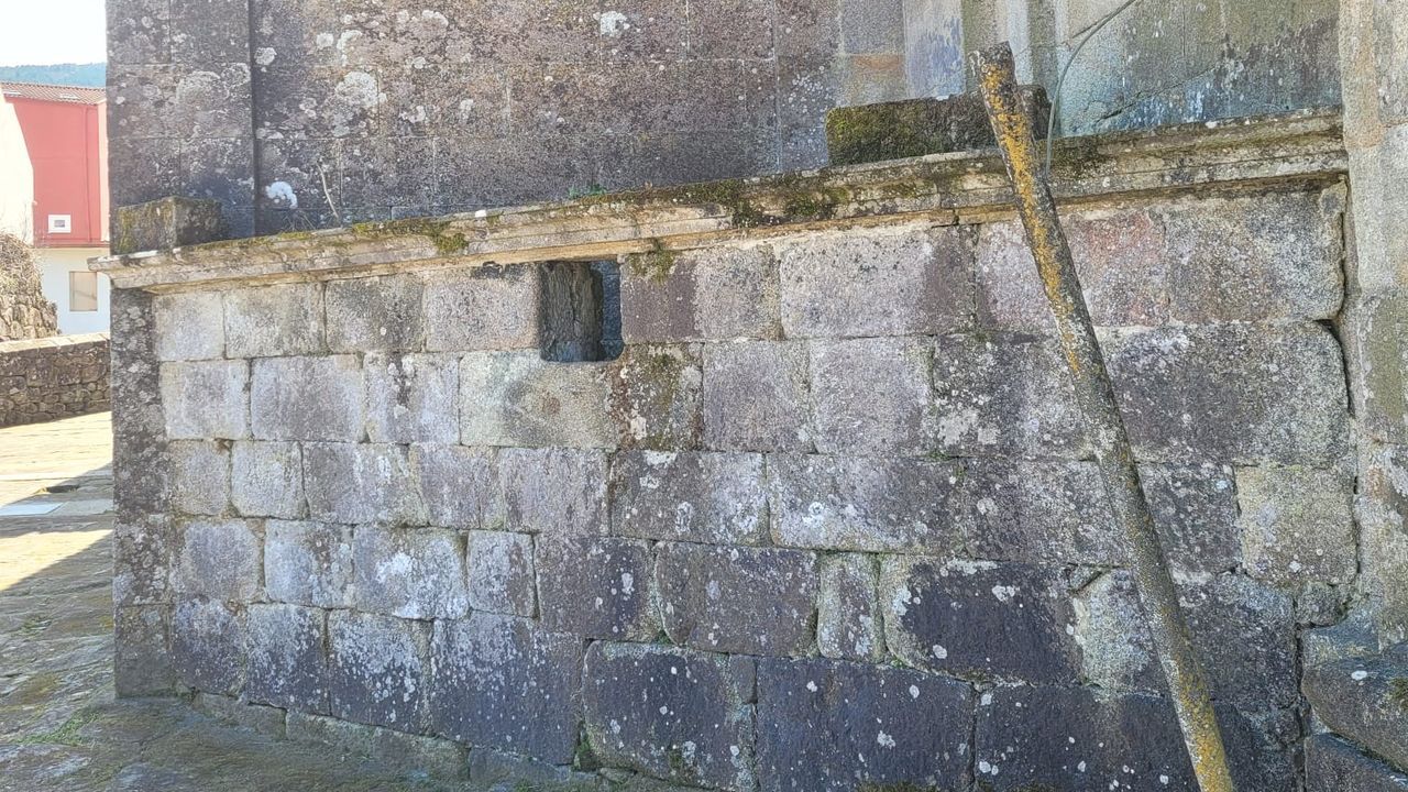 Detrs de esta pared, en un lateral del templo, se encuentra el osario que ha provocado ms de un susto