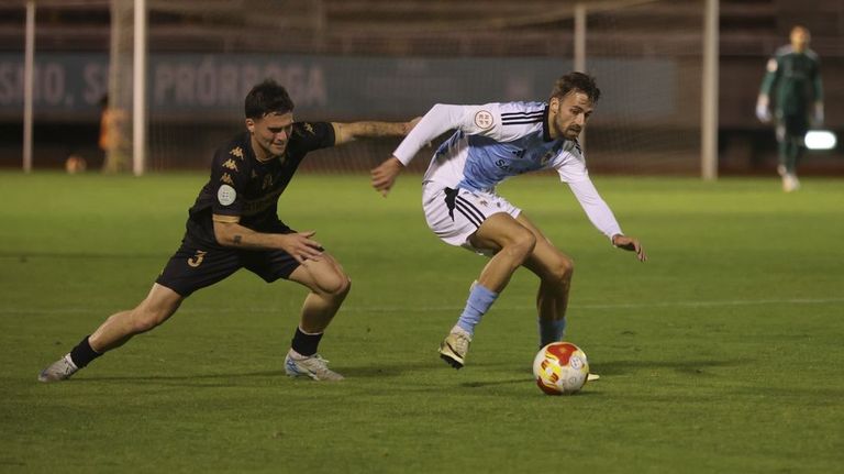 El Arousa gana en Cambados (0-2) y envía de nuevo al Compostela a la segunda plaza