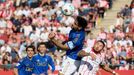 Costas despeja un bal�n ante Portu durante el Girona-Real Oviedo