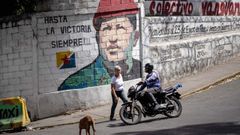 Mural del expresidente fallecido Hugo Chávez en una calle de Caracas.