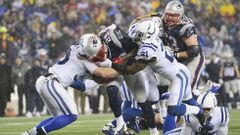 El running back de los New England Patriots LeGarrette Bloun (en el centro) intenta avanzar entre rivales durante un partido.