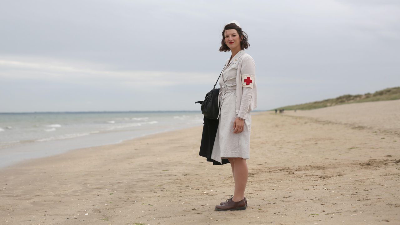 Una mujer vestida de enfermera de la poca visita la histrica playa de Utah, en la costa de Normanda