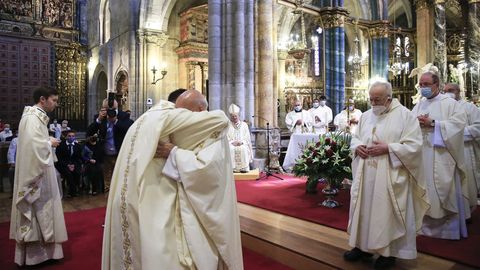 Como muestra de acogida en el presbiterio, el obispo y el resto de concelebrantes dan un abrazo a los nuevos sacerdotes