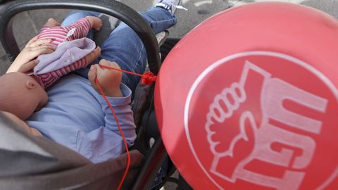 Un beb lleva en el carrito un globo de UGT