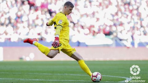 Andriy Lunin golpea un balón en un Atlético de Madrid-Leganés