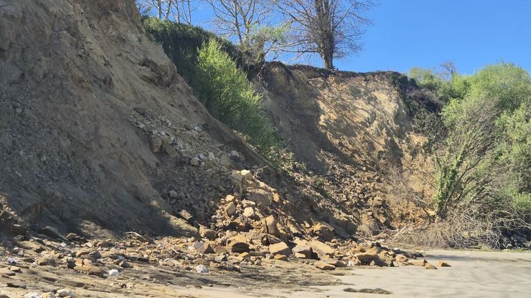«Si esperamos otros 11 años, no quedará casa», denuncian afectados por la erosión del mar en la playa de O Regueiro, en Bergondo