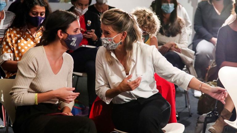 La vicepresidenta segunda del Gobierno, Yolanda Díaz, y la ministra de Igualdad, Irene Montero, este viernes, durante un seminario feminista celebrado en Madrid.