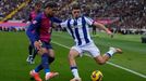 Javi Lpez, ante Raphinha, durante un Barcelona-Real Sociedad