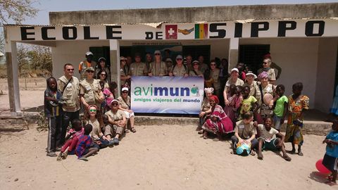 Varios miembros de Avimun, delante de un colegio africano