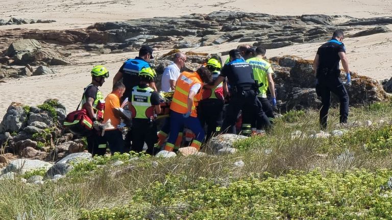 Rescatado en Corrubedo un hombre con síntomas de hipotermia y con parte del cuerpo paralizado al caer en unas rocas