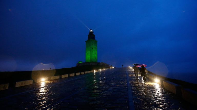 A torre de Hércules, iluminada coa cor verde polo día de San Patricio, patrón de Irlanda.