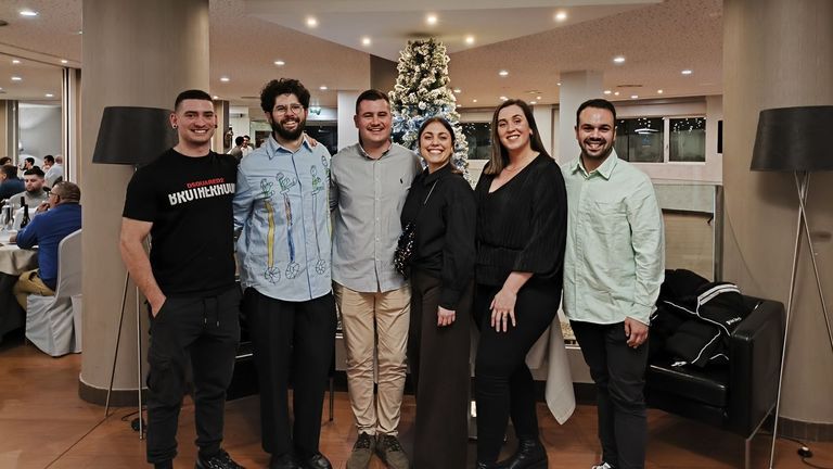 Juanma Sánchez, como presidente, Raquel Trasancos, como vicepresidenta; Hugo Ron, como secretario; Pablo Guijarro, como tesorero; y Cristina García y Gerardo Veiga, como vocales, componen la comisión Viveiro en Festas