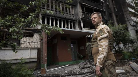 Yevhenii, de 48 años, quien pese a ser ruso, lleva un uniforme ucraniano y es oficial de comunicaciones en el Batallón Materyk de Járkov.