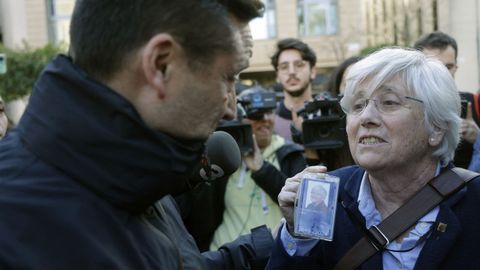 La eurodiputada de JxCat Clara Ponsatí es detenida por un mosso d'esquadra mientras enseña su acreditación de eurodiputada, en la plaza de la Catedral de Barcelona