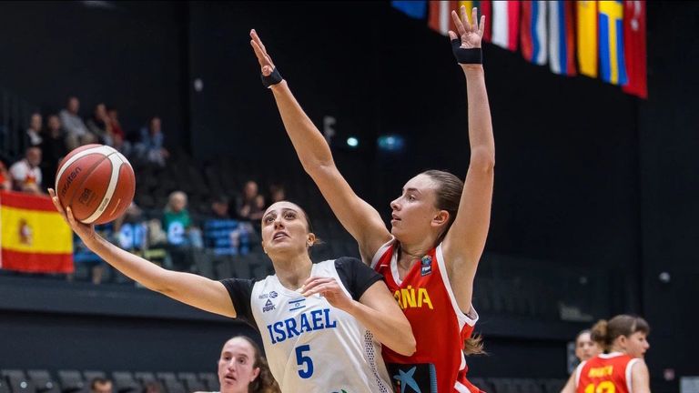 Inés Sotelo se apoderó del rebote en el triunfo de España ante Israel en el Eurobasket sub-20 (66-68)