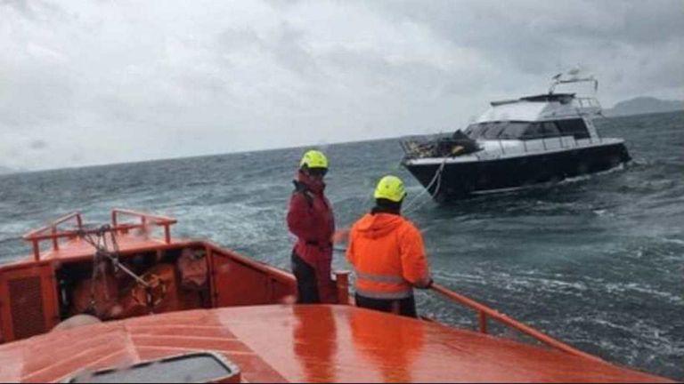 Rescatan a dos tripulantes de un yate a la deriva en Vigo