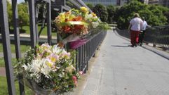 Flores en el lugar en el que fue asesinada Isabel Carrasco.